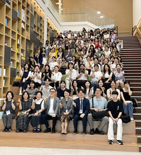 연수생들의 국회부산도서관 체험 단체 촬영 모습.