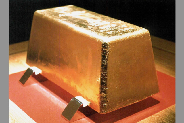 무게 200kg인 세계 최대 금괴. 일본 시즈오카현 토이 마을의 토이 금광에 전시되어 있다. 연합뉴스