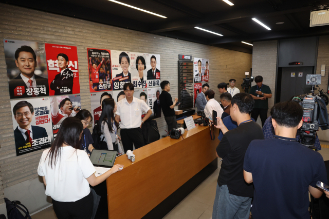 13일 김건희특검이 압수수색 중인 서울 여의도 국민의힘 당사에서 취재진이 대기하고 있다. 연합뉴스