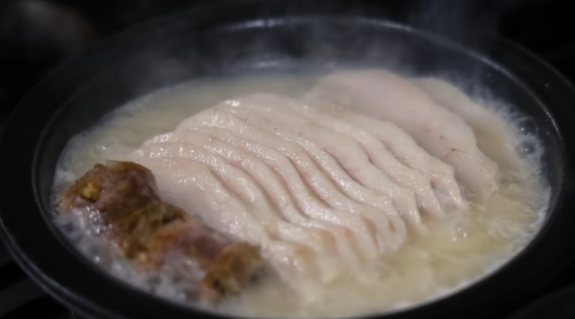 수변최고돼지국밥의 항정살 국밥. 유튜브 쯔양 캡처