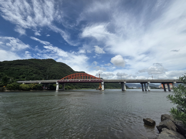 13일 경남 창원시 마산회원구 봉암동과 성산구 양곡동을 잇는 봉암교 전경. 강대한 기자
