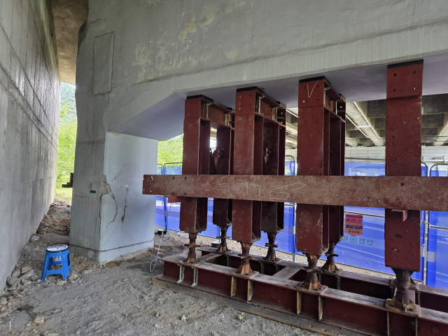 13일 경남 창원시 마산회원구 봉암동과 성산구 양곡동을 잇는 봉암교 일부 교각에 균열이 발생해 철근 구조물을 받쳐 임시 조치해 놓았다. 강대한 기자