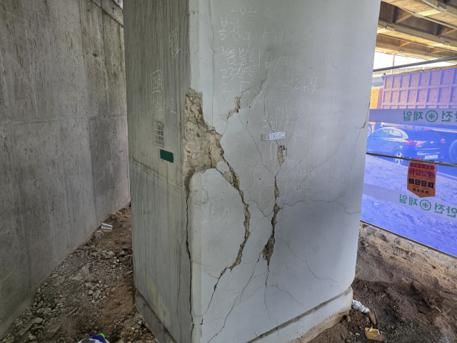 13일 경남 창원시 마산회원구 봉암동과 성산구 양곡동을 잇는 봉암교 일부 교각에 균열이 발생했다. 강대한 기자