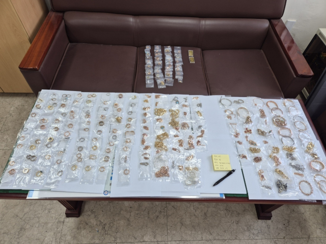 부산 강서경찰서는 폐점한 귀금속점에 침입해 은목걸이와 반지 등을 훔친 혐의로 50대 남성 A 씨를 구속했다. 사진은 A 씨가 훔친 귀중품들. 강서경찰서 제공