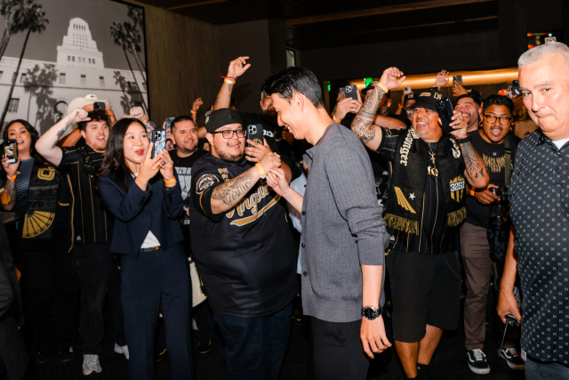 미국 로스앤젤레스FC(LAFC)로 이적한 손흥민이 6일(현지시간) 미국 로스앤젤레스(LA) BMO 스타디움 팬들과 만나 인사하고 있다. 연합뉴스