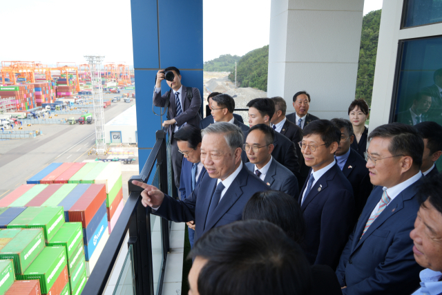 또 럼 베트남 공산당 서기장은 13일 부산항 신항 7부두를 방문했다. BPA 제공