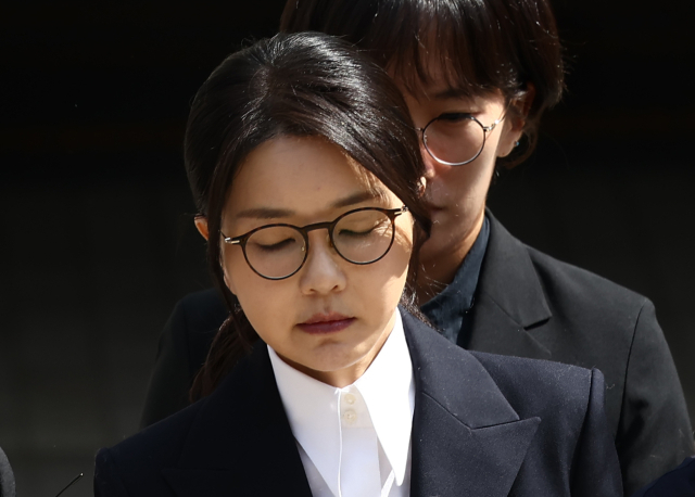 윤석열 전 대통령 부인 김건희 여사가 12일 구속 전 피의자 심문(영장실질심사)을 마친 뒤 서울 서초구 서울중앙지법을 나서고 있다. 연합뉴스