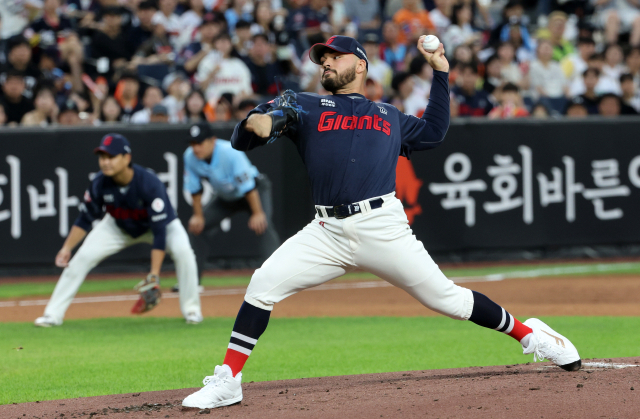 롯데 자이언츠 감보아가 지난 12일 대전 한화생명이글스파크에서 열린 프로야구 한화 이글스전에서 힘차게 공을 던지고 있다. 연합뉴스