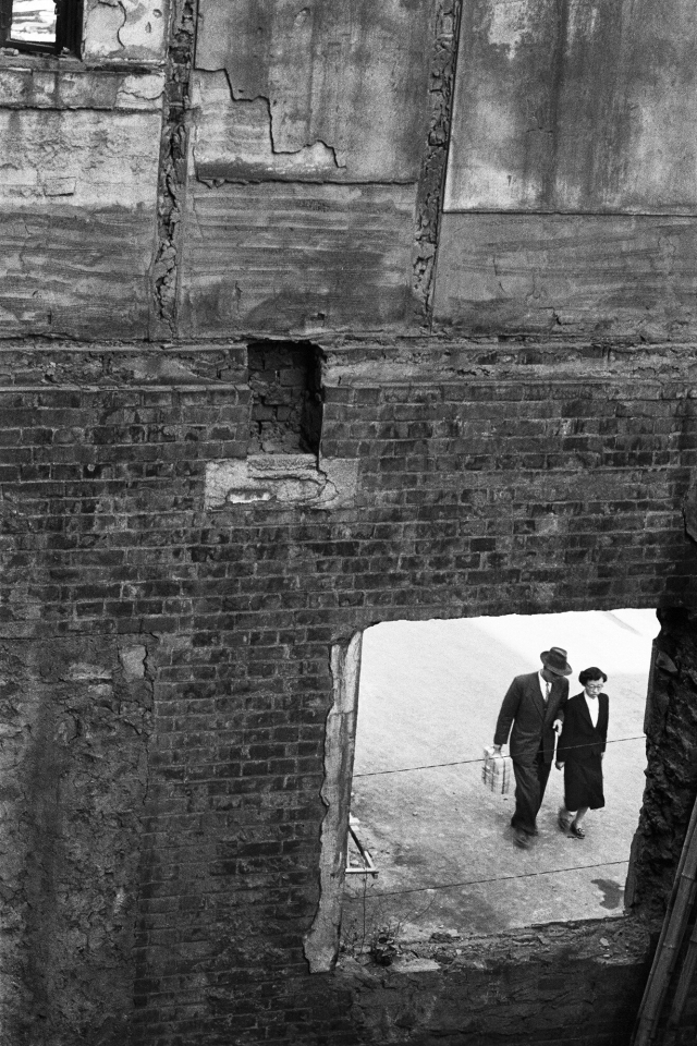 서울, 명동 사보이호텔 옆, 1956(2018인화), 종이에 젤라틴 실버프린트, 50.3&times;40.3cm, 국립현대미술관 소장. ⓒ한영수문화재단 제공