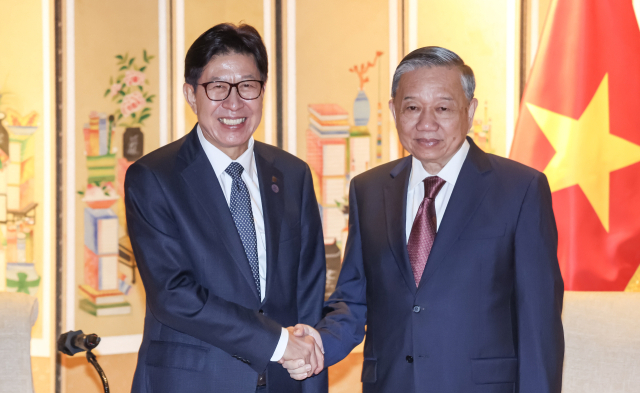 또 럼(오른쪽) 베트남 공산당 서기장과 박형준 부산시장이 13일 주부산 베트남 총영사관 출범식에서 악수하고 있다. 김종진 기자 kjj1761@