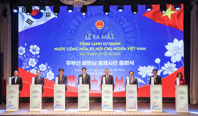 13일 부산 부산진구 롯데호텔부산에서 열린 주부산 베트남 총영사관 출범식에서 또 럼 베트남 공산당 서기장과 박형준 부산시장 및 참석 내빈들이 축하 퍼포먼스를 하고 있다. 김종진 기자 kjj1761@