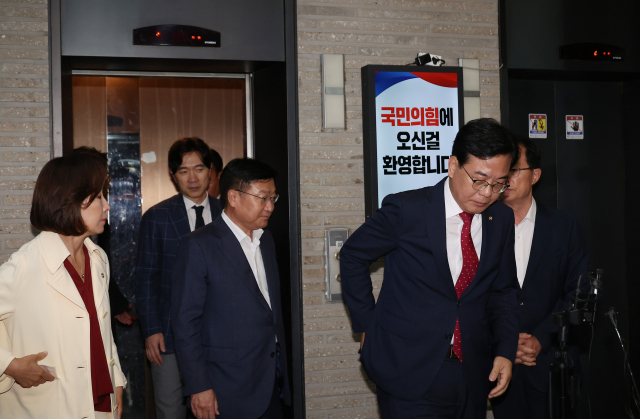 국민의힘 송언석 비상대책위원장 겸 원내대표가 13일 서울 여의도 국민의힘 당사에서 당사 압수수색과 관련해 입장을 밝히기 위해 취재진 앞에 서고 있다. 연합뉴스