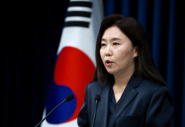 강유정 대통령실 대변인이 13일 서울 용산 대통령실 청사에서 한일 정상회담 개최 관련 브리핑을 하고 있다. 연합뉴스