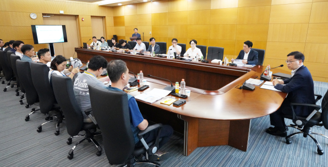 김성범(오른쪽) 해양수산부 차관은 지난 13일 정부세종청사에서 세월호 참사후속대책 사업으로 추진하고 있는 선체처리계획 이행사업 추진현황을 점검했다. 해수부 제공