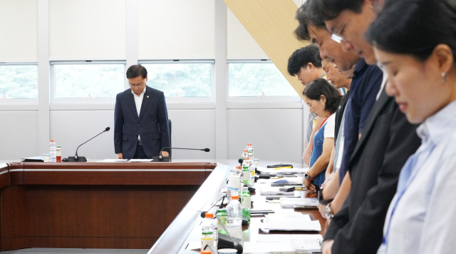 김성범 해양수산부 차관은 지난 13일 정부세종청사에서 세월호 참사후속대책 사업으로 추진하고 있는 선체처리계획 이행사업 추진현황을 점검했다(세월호 참사 가족들과 묵념 시간을 갖고 있는 모습). 해수부 제공