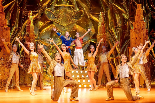 뮤지컬 '알라딘' 중 'Friend Like Me'(나 같은 친구) 장면의 지니 정성화와 알라딘 박강현. 에스앤코 제공