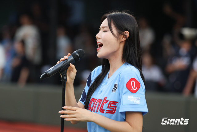 뮤지컬 ‘알라딘’에서 자스민 역으로 열연 중인 배우 민경아가 지난 8일 부산 사직구장에서 열린 롯데 자이언츠 홈경기에서 애국가를 부르고 있다. 롯데자이언츠 제공
