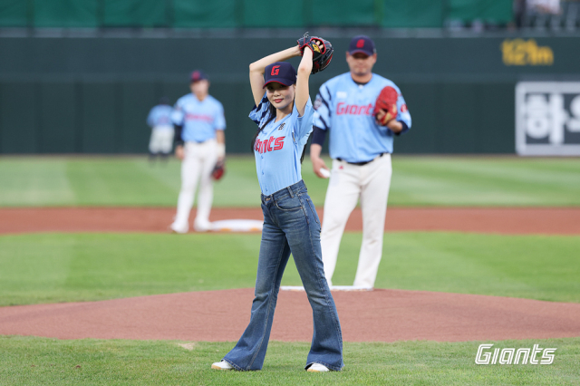 지난 8일 부산 사직구장에서 열린 롯데 자이언츠 홈경기에서 시구하는 배우 민경아. 롯데자이언츠 제공