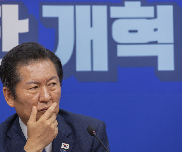 더불어민주당 정청래 대표가 13일 국회에서 열린 최고위원회에서 발언을 마친 뒤 생각에 잠겨 있다. 연합뉴스