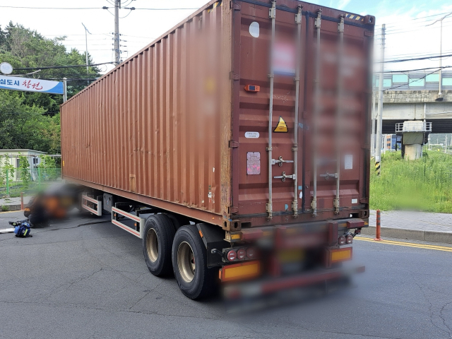 지난 13일 오후 4시 55분 창원시 진해구 웅동로 한 삼거리에서 전기자전거를 타던 60대 남성이 우회전 중이던 트레일러에 부딪혀 숨졌다. 독자 제공