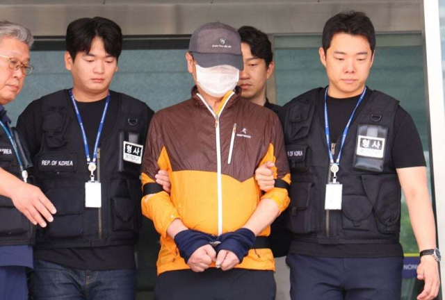 인천 송도에서 사제 총기로 아들을 살해한 60대 남성 A 씨가 7월 30일 인천 논현경찰서 유치장에서 검찰로 송치되고 있다. 연합뉴스