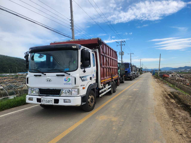 극한 호우로 발생한 수많은 폐기물 처리에 어려움을 겪고 있는 산청군의 조속한 피해 복구를 위해 창원시·김해시·경남환경이 지원에 나섰다. 산청군 제공