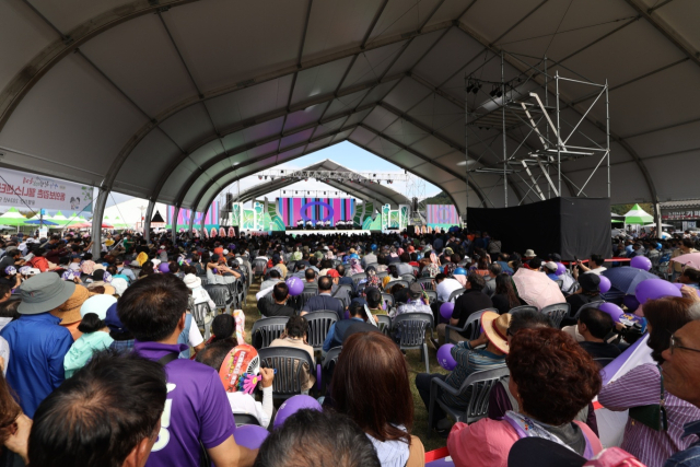 경남 산청 지역 최대 축제인 ‘산청한방약초축제’ 모습. 올해는 수해 복구에 전념하기 위해 전면 취소됐다. 산청군 제공