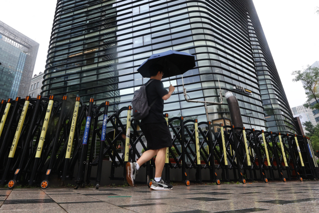 경찰이 15일 예정된 '제21대 대통령 국민 임명식' 중 시민단체의 주한일본대사관 앞 행진 계획에 일부 제한 통고를 한 것으로 알려진 가운데 14일 주한일본대사관이 있는 서울 종로구 트윈트리타워 앞에 경찰 바리케이드가 설치돼 있다. 연합뉴스