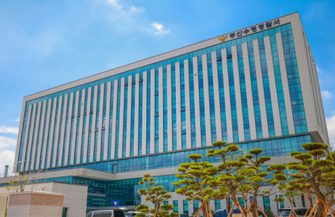 [단독]“사진 찍어준다”며 휴대전화 뒤 카드 노려… 고령 여성 노린 60대 절도범 ‘구속’