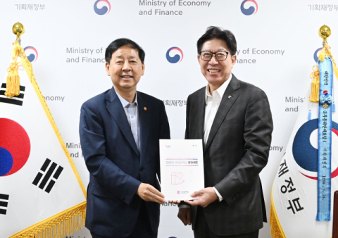 경제부총리 만난 박 시장… 가덕신공항 등 국비 확보 총력