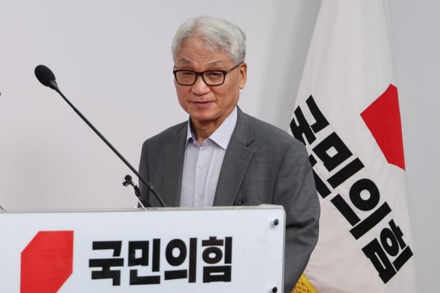 국민의힘 여상원 중앙윤리위원장이 14일 '전당대회 방해' 논란 당사자인 전한길 씨에 대한 윤리위의 징계 논의 결과를 설명하기 위해 여의도 당사 브리핑장으로 들어서고 있다. 윤리위는 전 씨에 대해 '경고' 징계를 내리기로 결정했다. 연합뉴스