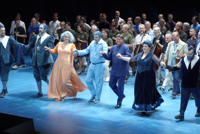 오페라 '로엔그린' 공연을 마치고 출연진이 커튼콜하는 모습. 이상훈 제공