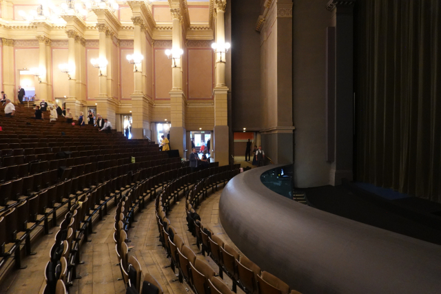 독특한 형태의 오케스트라 피트. 이상훈 제공