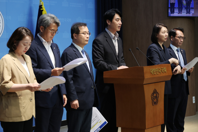 더불어민주당 정치검찰 조작기소대응TF 단장인 한준호 의원이 13일 서울 여의도 국회 소통관에서 대북송금 사건과 관련 김성태 전 쌍방울그룹 회장 측근의 위증과 검찰의 무리한 기소를 규탄하고 있다. 연합뉴스