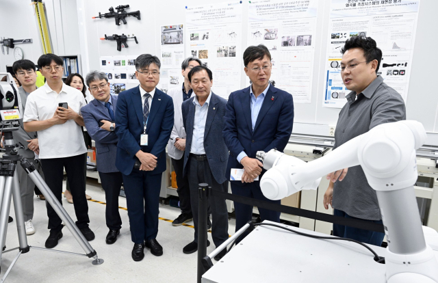 ‘K-휴카페’ 개소식 이후 진행된 KTL 경기분원 랩투어에서 이동혁 복합형상표준센터장이 중거리 실험실에서 관련 장비에 대해 설명하고 있다. (우측부터) KTL 이동혁 복합형상표준센터장, 이민근 안산시장, 박태순 안산시의회장. KTL 제공