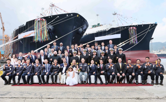 김정관 산업통상자원부 장관이 14일 취임 후 첫 산업현장 행보로 경남 거제시 한화오션 거제사업장을 방문, 2척의 초대형 액화천연가스(LNG) 운반선 명명식에서 관계자들과 기념 촬영하고 있다. 산업부 제공