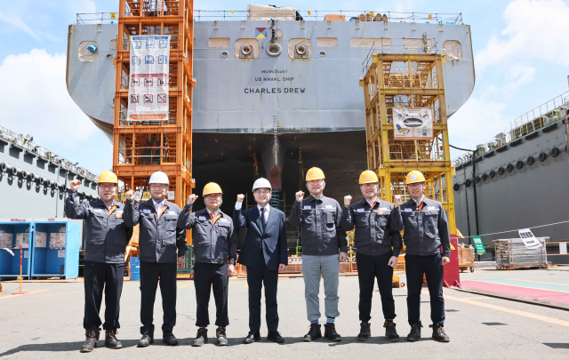 김정관 산업통상자원부 장관(가운데)이 14일 취임 후 첫 산업현장 행보로 경남 거제시 한화오션 거제사업장을 방문, 관계자들과 기념 촬영하고 있다. 산업부 제공
