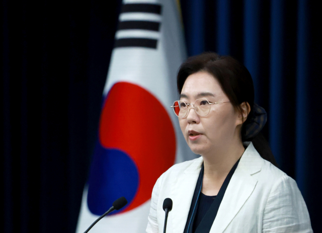 강유정 대통령실 대변인이 14일 서울 용산 대통령실 청사에서 15일 예정된 국민임명식 등 현안 브리핑을 하고 있다. 연합뉴스