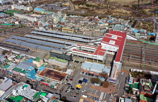 부산 부전역을 동남권의 중심역으로 격상하는 것이 정부의 국정과제에 포함되면서 부전역 복합환승센터 건립 사업에 탄력이 붙은 것으로 전망된다. 부산일보DB