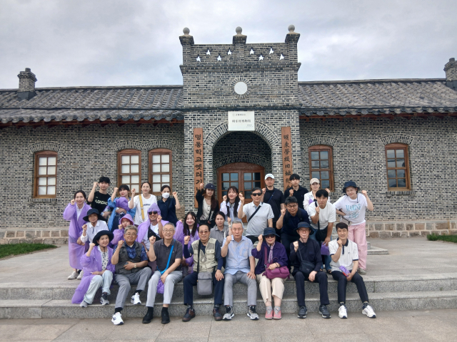 김혜인, 최지혜, 김한길 씨 등 부산광복원정대 프로그램 참가자들이 지난달 16일 중국 용정시 ‘명동학교옛터기념관’을 방문했다. 1908년부터 이 곳에서 운영됐던 명동학교는 윤동주, 나운규 등 수많은 독립운동가와 애국지사를 배출했다. 부산시 제공