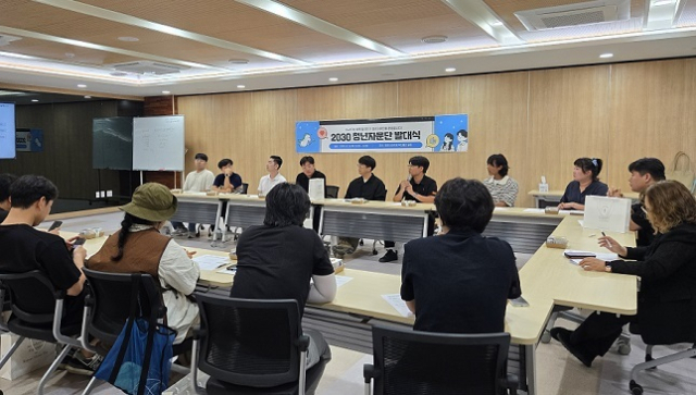 한국농업기술진흥원 청년 자문단 20명이 김제 스마트팜 혁신밸리에서 발대식을 열고 농진원의 기능과 역할에 대한 설명을 듣고 있다. 농진원 제공