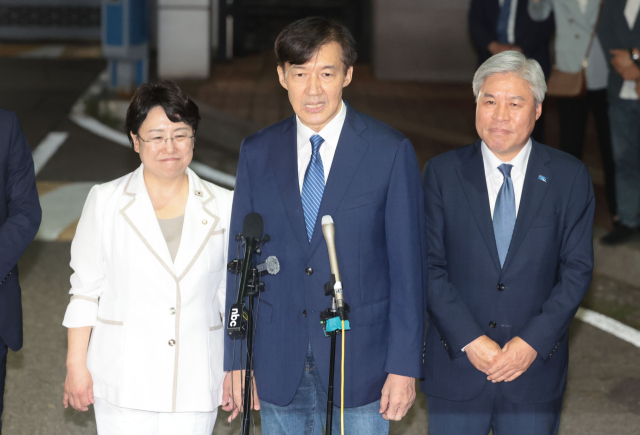 조국혁신당 조국 전 대표가 15일 광복절 특별사면·복권 조치로 서울 구로구 남부교도소에서 출소하며 대국민 인사를 하고 있다. 연합뉴스