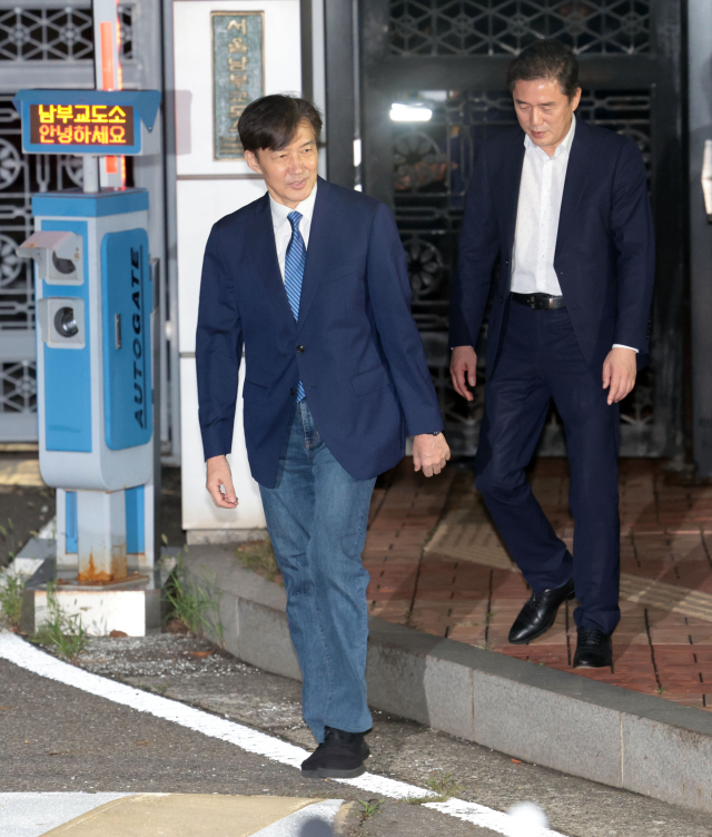 조국혁신당 조국 전 대표가 15일 광복절 특별사면·복권 조치로 출소하며 서울 구로구 남부교도소를 나서고 있다. 연합뉴스