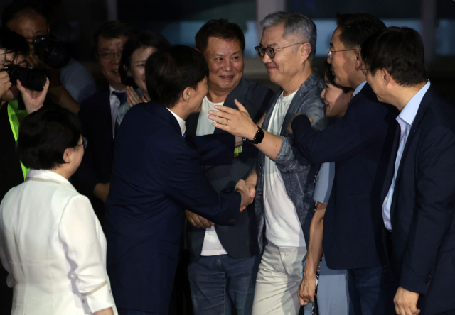 조국혁신당 조국 전 대표가 15일 서울 구로구 남부교도소에서 광복절 특별사면·복권 조치로 출소하며 최강욱 전 의원과 인사하고 있다. 연합뉴스