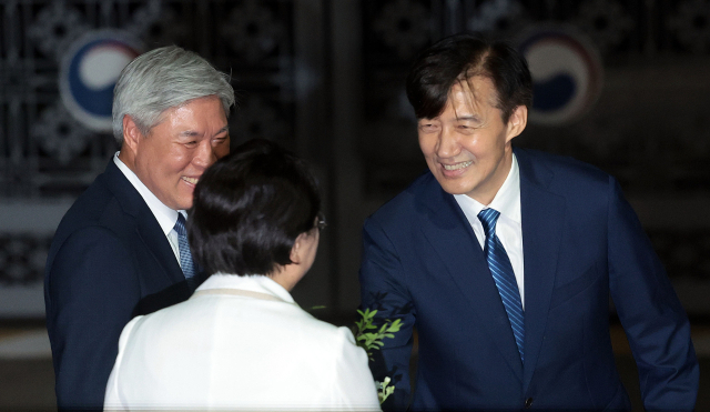 조국혁신당 조국 전 대표가 15일 서울 구로구 남부교도소에서 광복절 특별사면·복권 조치로 출소하며 김선민 당 대표 권한대행과 인사하고 있다. 연합뉴스