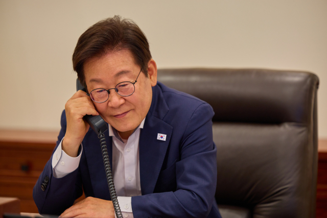 이재명 대통령이 14일 서울 용산 대통령실 청사에서 페르디난드 마르코스 필리핀 대통령과 전화 통화를 하고 있다. 연합뉴스