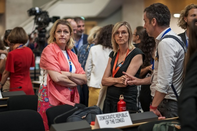 프랑스 아그네스 파니에-루나허 생태전환부 장관(가운데)과 바바라 폼필리 기후 대사(왼쪽)가 8월 14일 제네바에서 열린 플라스틱 오염 퇴치를 위한 글로벌 논의가 하루 더 연장된 후, 제네바 유엔 사무소에서 플라스틱 오염에 관한 글로벌 조약 협상 본회의를 기다리고 있다. 연합뉴스