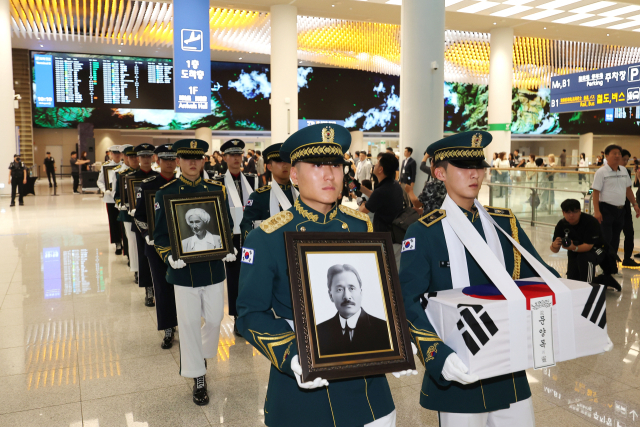 광복 80주년을 사흘 앞둔 지난 12일 인천국제공항 제2여객터미널에서 국외 안장 독립유공자들의 유해 영접식이 열리고 있다. 이번에 고국으로 돌아오는 유공자는 문양목(1995년 독립장)·김덕윤(1990년 애국장)·김기주(1990년 애족장)·한응규(1990년 애족장)·임창모(2019년 애족장)·김재은(2002년 애족장) 지사다. 연합뉴스