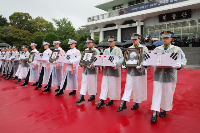 지난 13일 국립서울현충원 현충관에서 열린 독립유공자 유해봉환식에서 영현이 봉송되고 있다. 연합뉴스