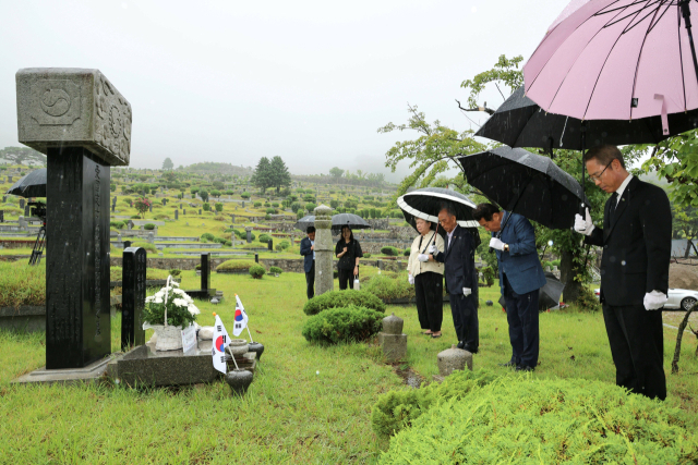 양산시는 지난 12일 지역 출신 독립 유공자 묘소를 참배하고 있다. 양산시 제공